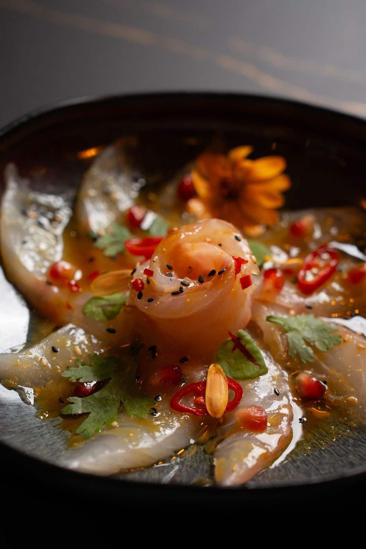 Assiette de poisson et garnitures fraîches chez UMAÏ