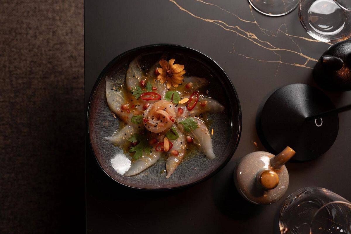Création asiatique UMAÏ dressée dans une assiette sombre