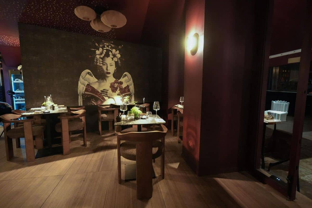 Salle UMAÏ aux tons bordeaux et fresque japonaise